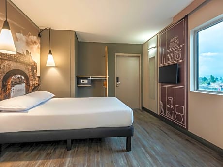 Standard room with a double bed