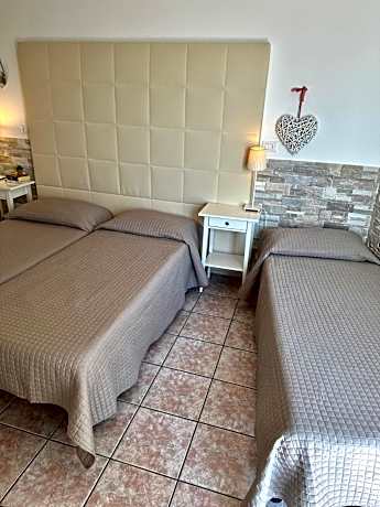 Two Connecting Rooms with Terrace and Front Sea View (4/5 people)