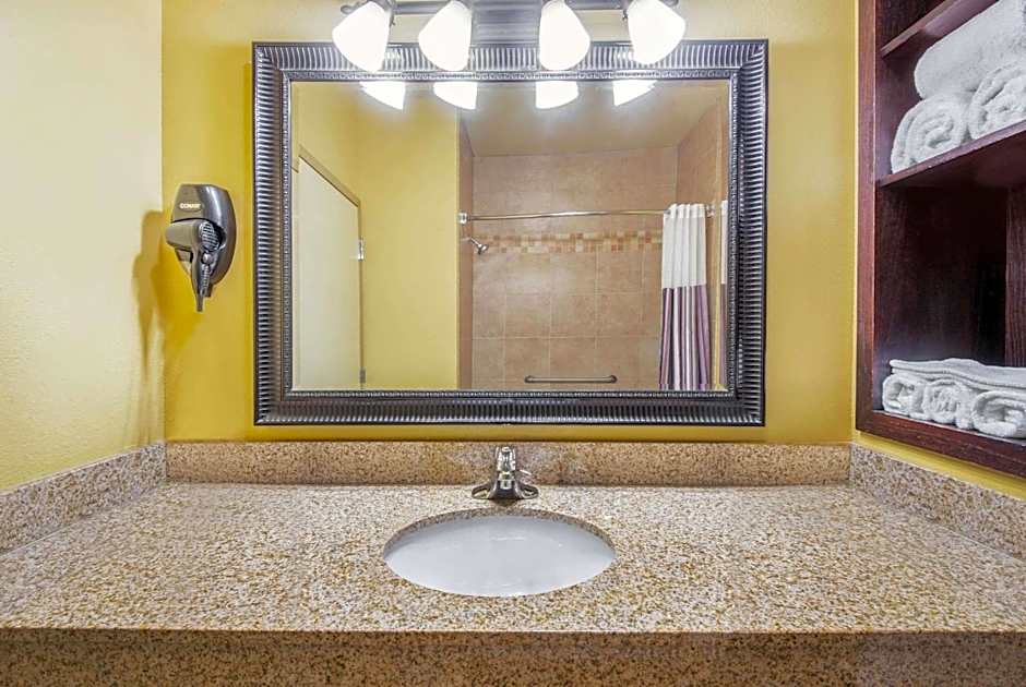 La Quinta Inn & Suites by Wyndham Eastland