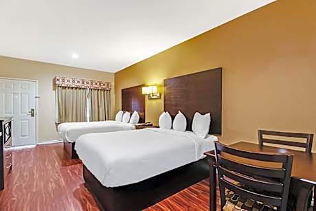 Deluxe Double Room (2 Adults + 1 Child)