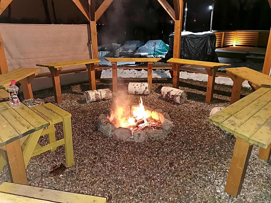 Domki Borowiackie nad brzegiem jeziora