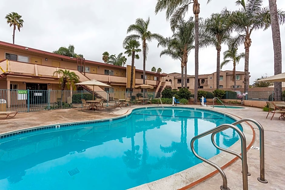 Super 8 by Wyndham Oceanside Marty's Valley Inn