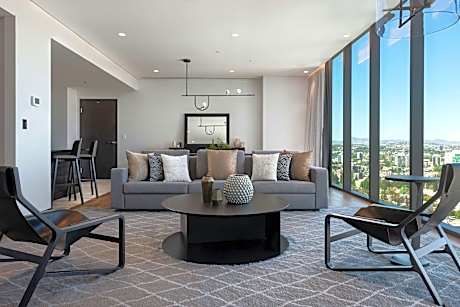 1 King Bed 1 Bedroom Presidential Suite Wifi Available-coffee Maker-safe-mini Bar 50 Inch Hd Tv-frid