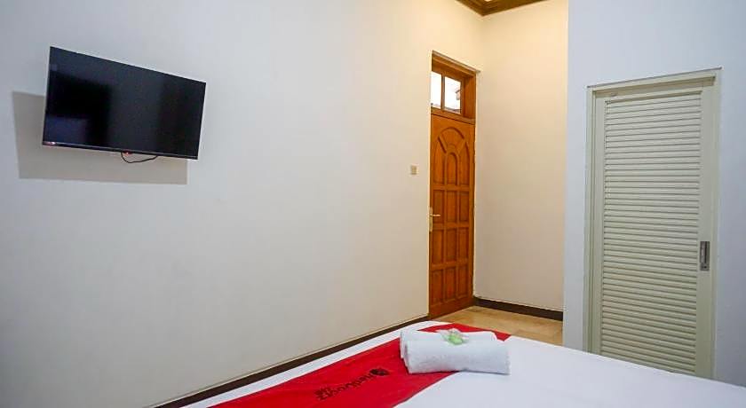 RedDoorz near Kawasan Simpang Lima Area