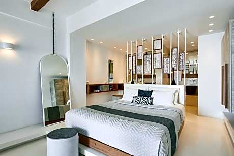 Deluxe Suite with outdoor heated private Jacuzzi