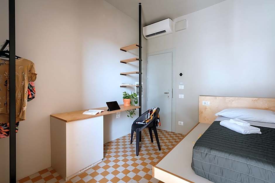 'RE-Dama Hostel
