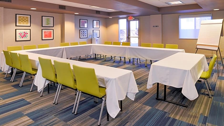 Holiday Inn Express Woodland By IHG
