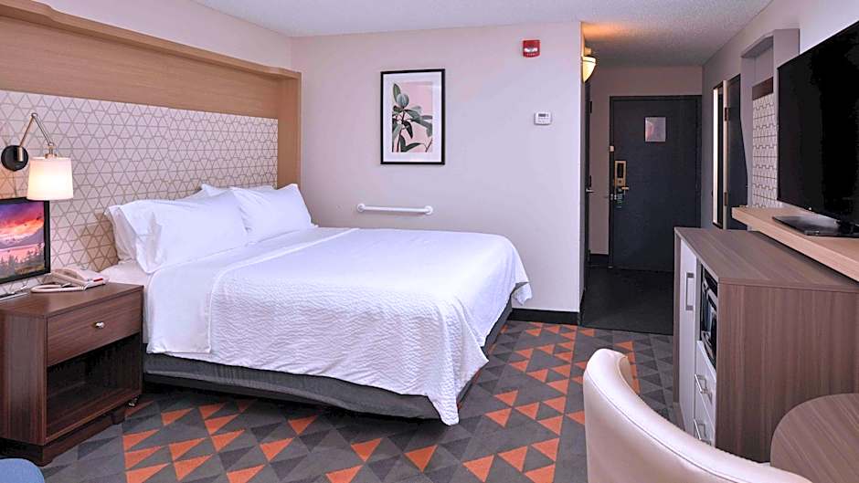 Photo 1 of 18 of Standard 1 King Bed, Hearing Accessible