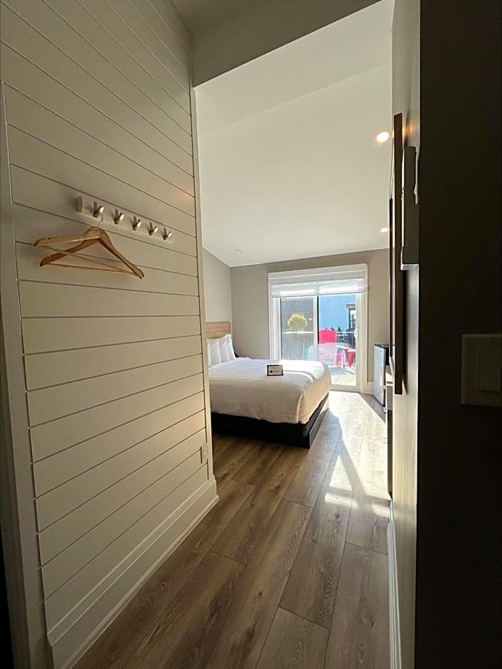 Colonial Hotel & Suites