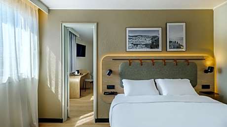 Junior Suite - 1 Queen Bed 1 Sofa Bed Double