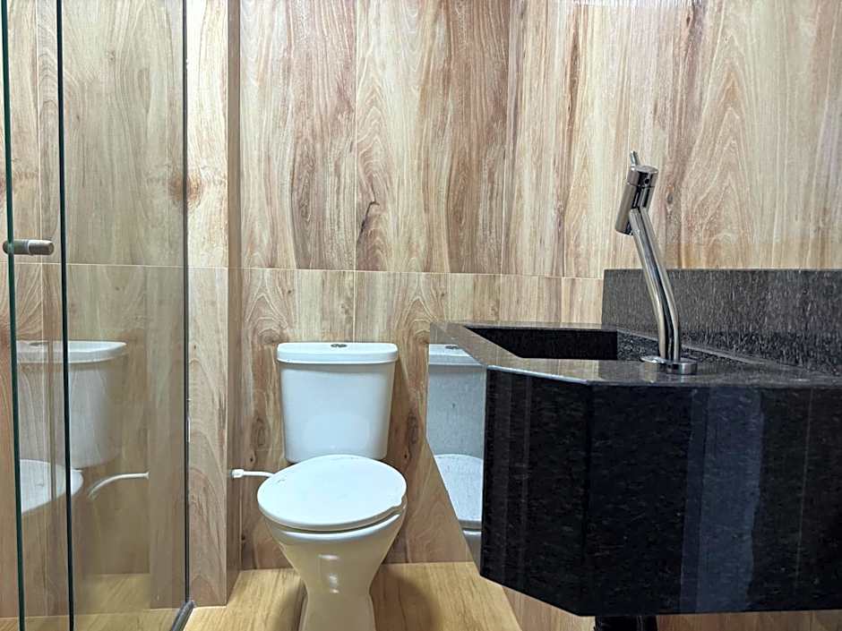 Studio com quarto e banheiro em frente ao Parque do Lago Acomoda até 2 pessoas 1 cama