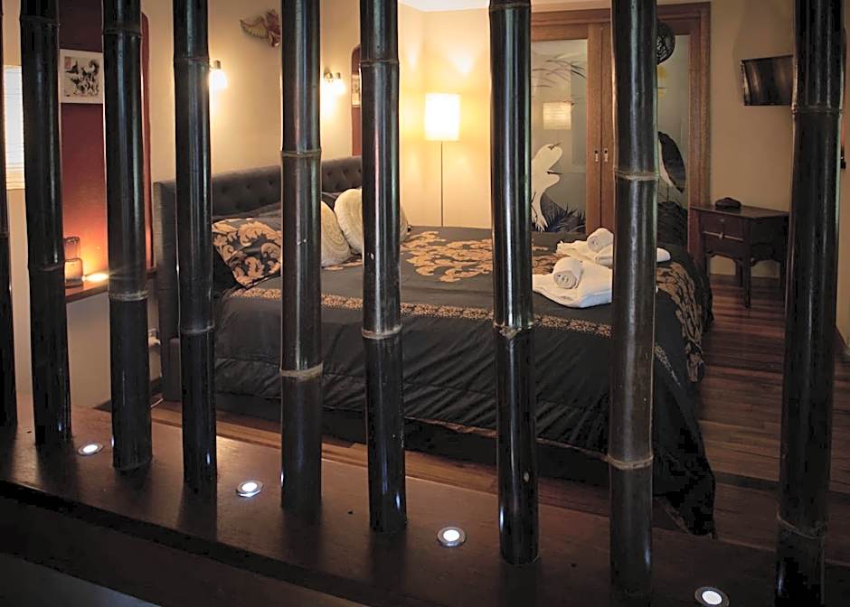 Tomah Retreat - Studio CHILL with fireplace and clawfoot bath