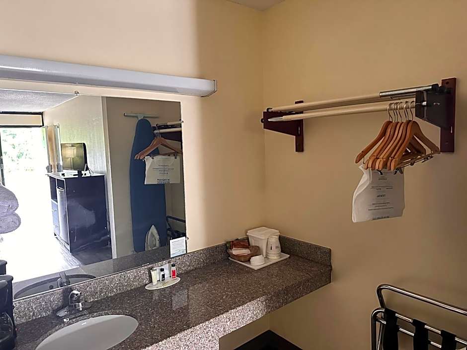 Travelodge by Wyndham Clarksville