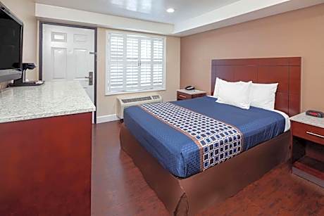 1 Queen Bed Non-Smoking
