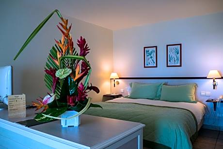 Junior room ocean view double bed and sofa