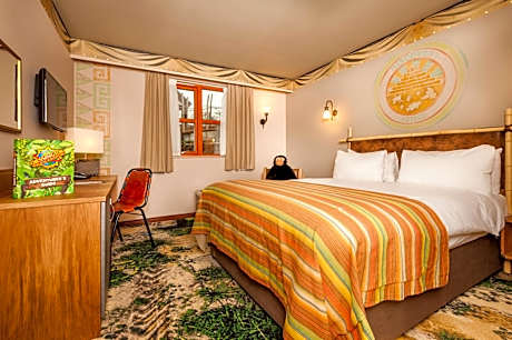 Azteca Discovery Family Room