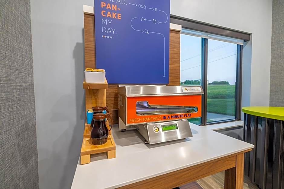 Holiday Inn Express & Suites Kansas City Airport By IHG