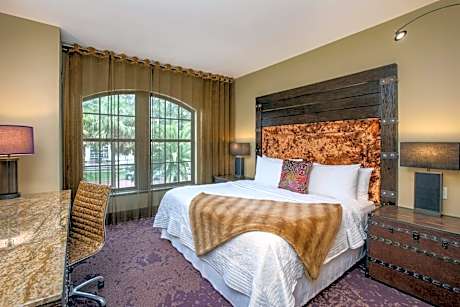 King Room with City View and Roll-in Shower - Mobility and Hearing Accessible
