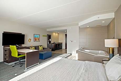 King Studio Suite with Whirlpool - Non-Smoking
