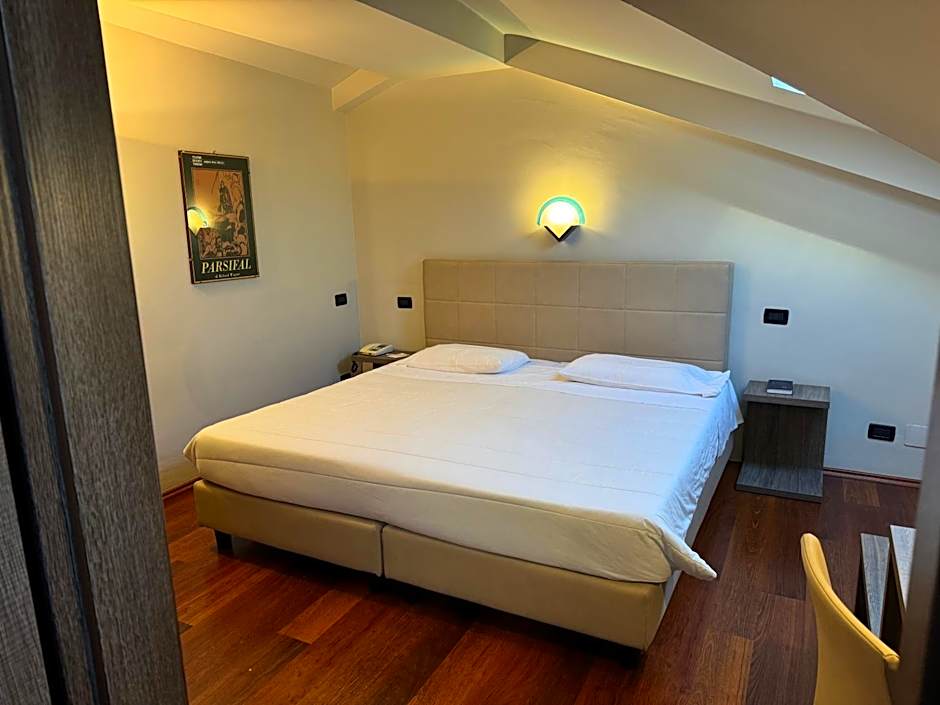Jet Hotel