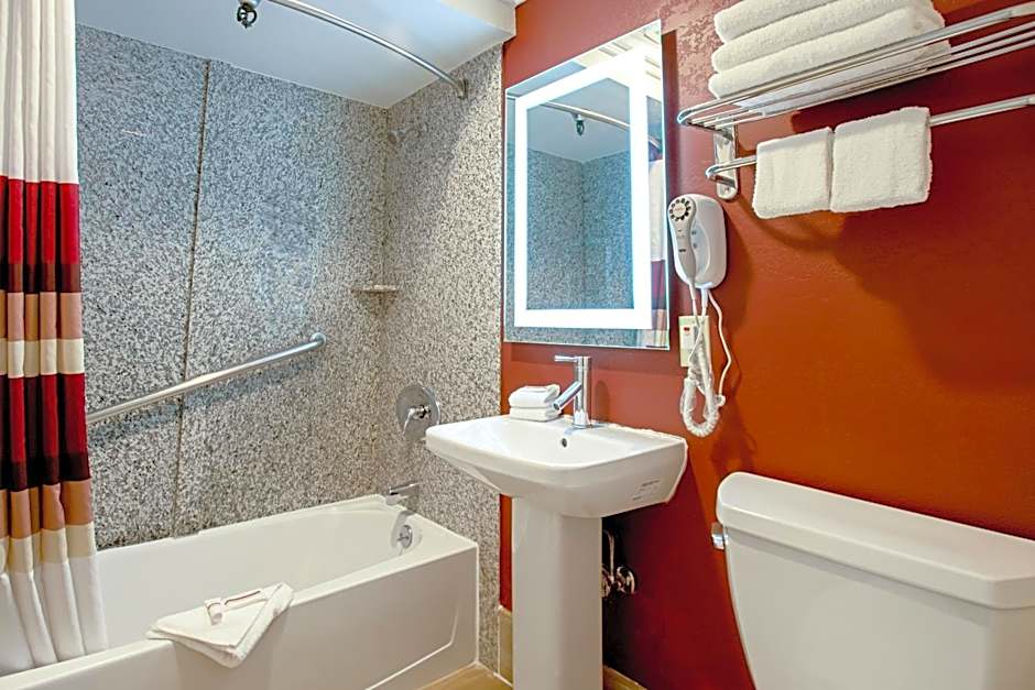 Red Roof Inn & Suites Monterey