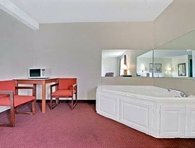 Super 8 by Wyndham Riverside/Kansas City