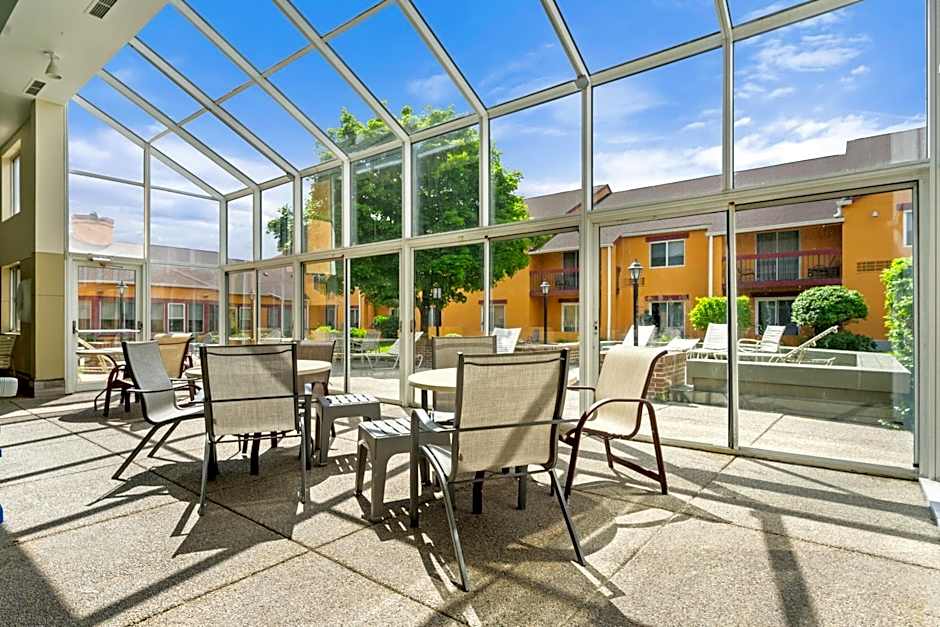 Chicago Club Inn & Suites