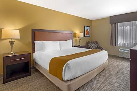 Suite-1 King Bed NSMK GolfCourse View Living Room Microwave Fridge Soaker Tub Shower Full Breakfast