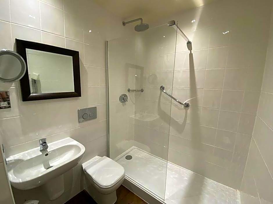 The Bear Of Rodborough Hotel