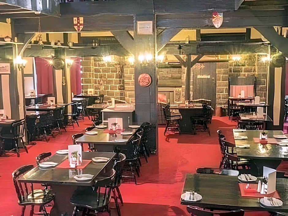 The Fox and Hounds Historic Hotel