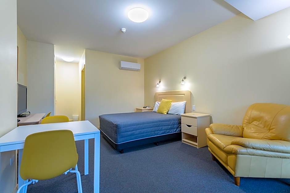 Mayfair Plaza Motel and Apartments