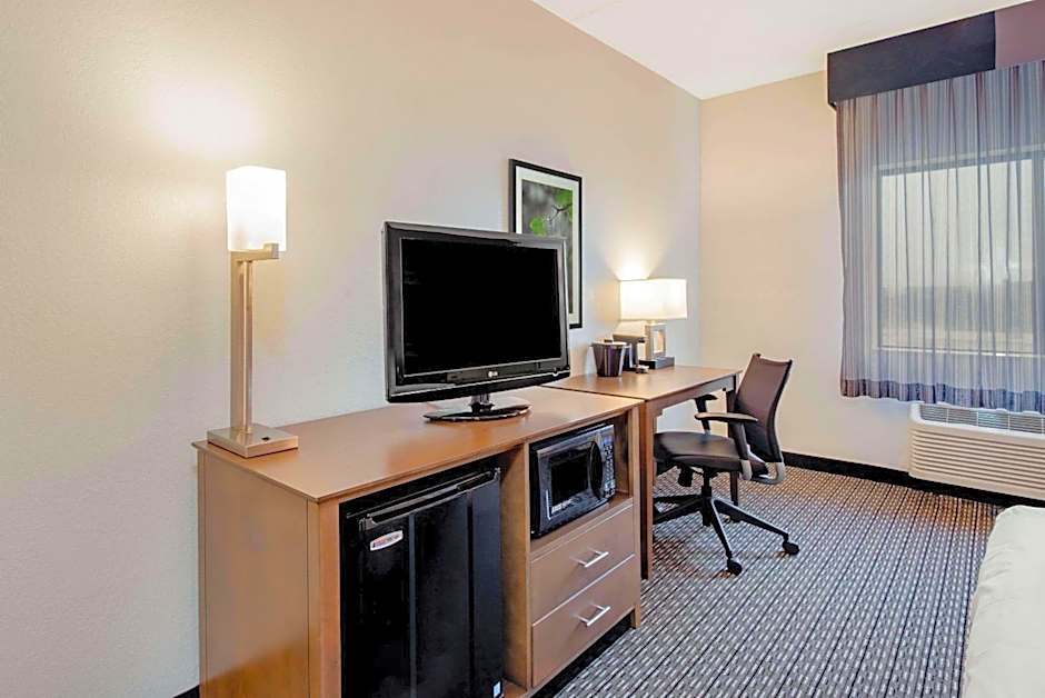 La Quinta Inn & Suites by Wyndham Baltimore Bwi Airport