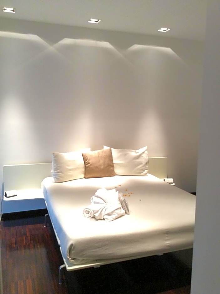 15.92 Hotel