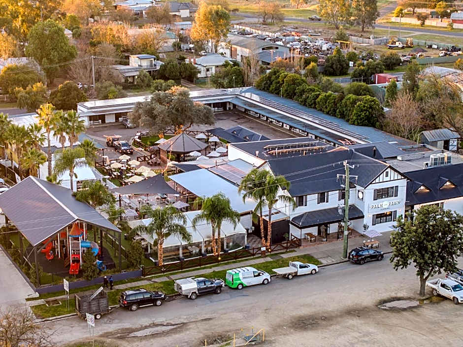 Palm and Pawn Motor Inn