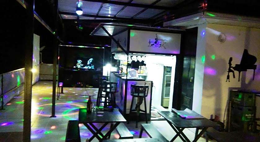 RedDoorz @ Western Highway Lodge Hotel