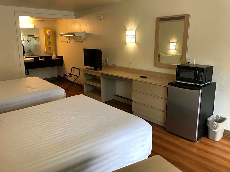 Travelodge by Wyndham Fayetteville