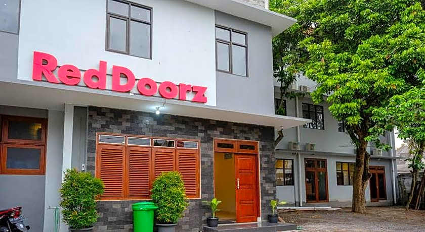 RedDoorz Plus near Jogja City Mall 5