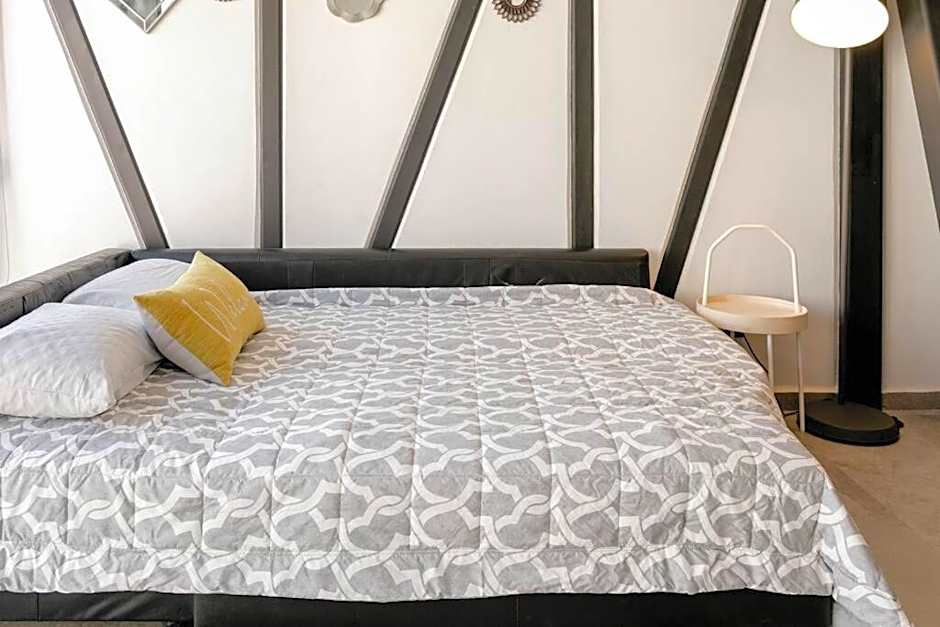 3Ph Amazing 2Bdrm 2bath private terrace fits 10