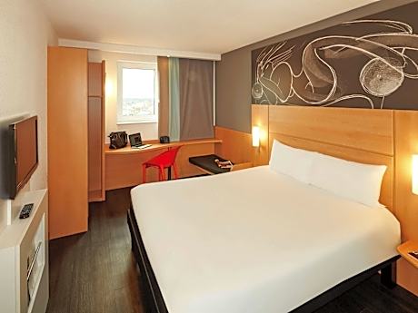 Two Adjacent Double Rooms (non communicating)