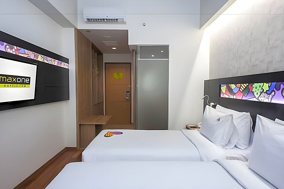 MaxOneHotels.com@Dharmahusada - Surabaya
