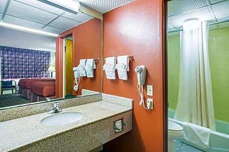 2 Queen Beds, Smoking