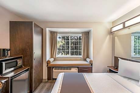 1 Queen Bed Mobility/Hearing Impaired Accessible Room Non-Smoking