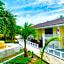 Colony Club Inn & Suites