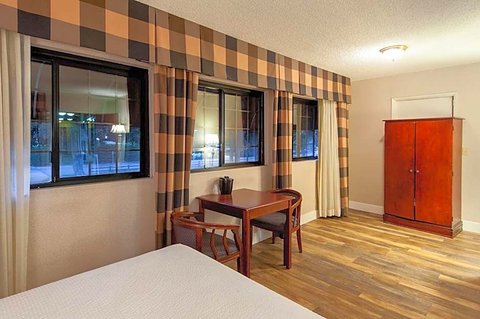 Studio City Court Yard Hotel