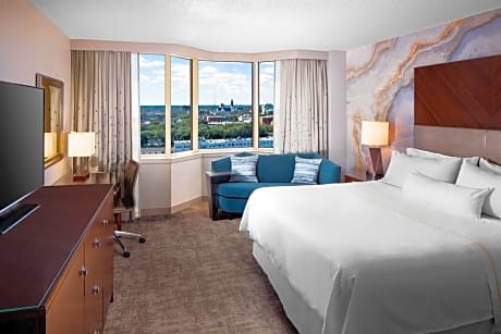 Guest room, 1 King, Savannah view, River view