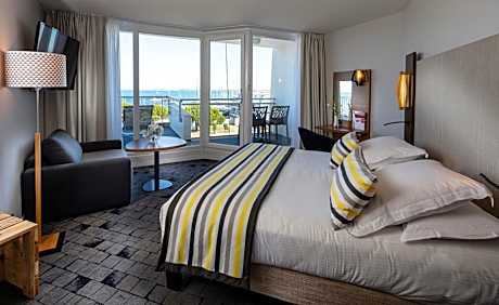 Triple Room with sofa - garden side view