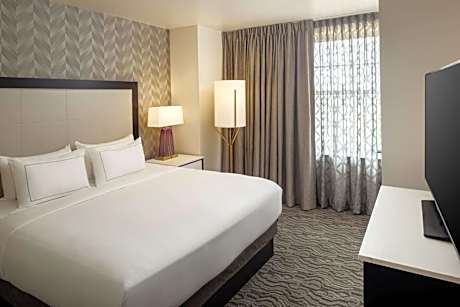 One-Bedroom King Suite with Roll-In Shower - Mobility Access/Non-Smoking