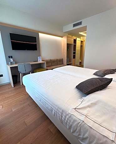 Large Double Room - Upper Floor