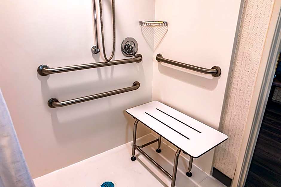Holiday Inn & Suites Oakland - Airport by IHG