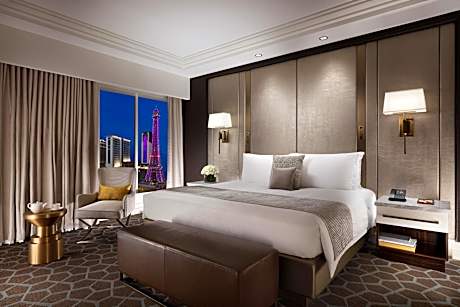 Lyon Premier Suite King with Eiffel Tower View